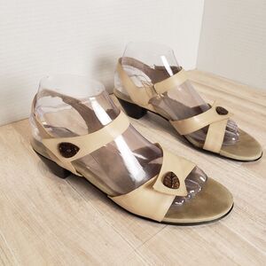 Munro Nude Leather Slingback Sandals Women’s Size 8.5 Low Heel Comfort